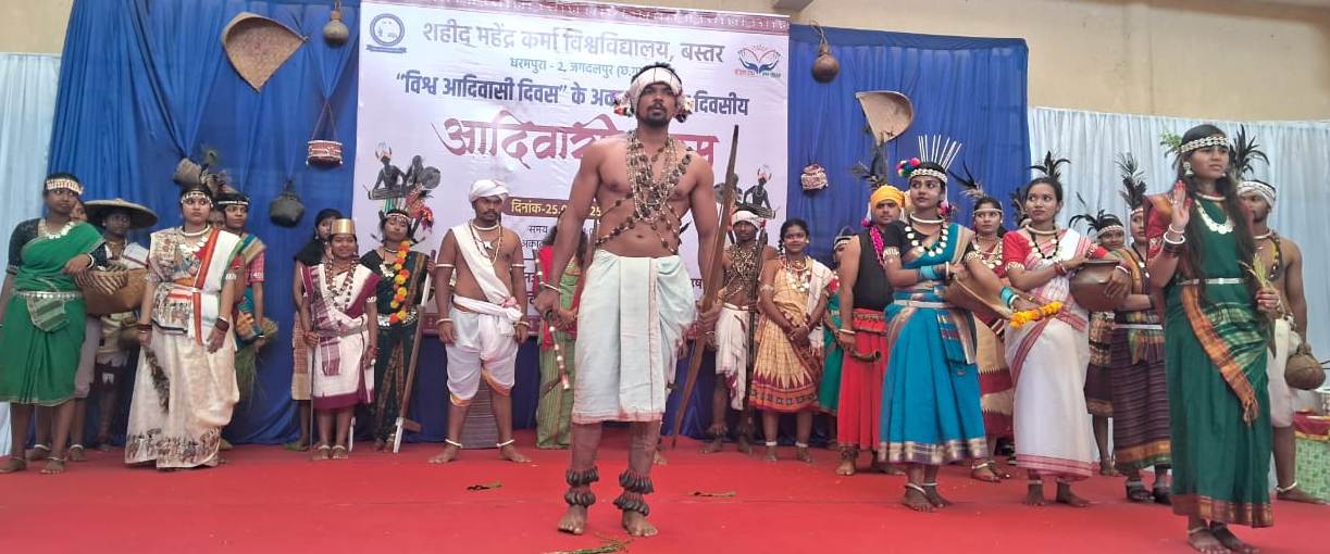आदिवासी पंडुम 25 अगस्त 2025 के अवसर पर विभिन्न जनजातीय संस्कृति के परिधानों को प्रदर्शित करते स्टूडेंट्स